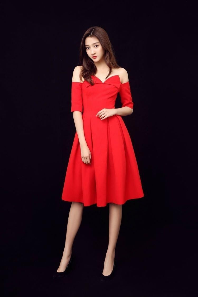 关晓彤裸色裙女人味爆棚，撞衫少妇杨幂，姜还是老的辣