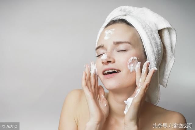 早上洗脸时，到底要不要用洗面奶，总有人搞错，难怪皮肤一直不好