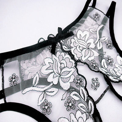 传统睡裙已经OUT!今年流行冰丝绸睡裙，搭配丁字裤，清凉优雅