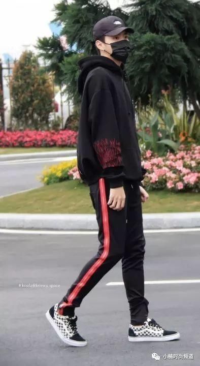 吴亦凡拥有众多神鞋，但这双VANS经典神鞋才是吴老师心中的最爱!