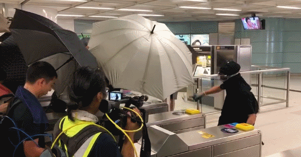  [暴徒]香港有暴徒破坏青衣站设施，现场港铁职员并未阻止