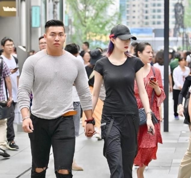 『优雅』街拍:瑰姿艳逸的小姐姐,一条灰色的连衣裙,时尚优雅魅力气质