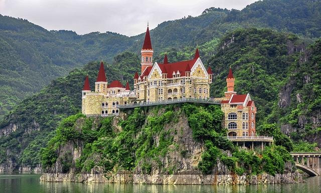 贵州山水中突然飞来了座天鹅堡，你说感觉奇不奇怪