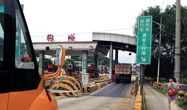 中国有十三万公里的高速公路，那么收费站每天可以收多少钱呢