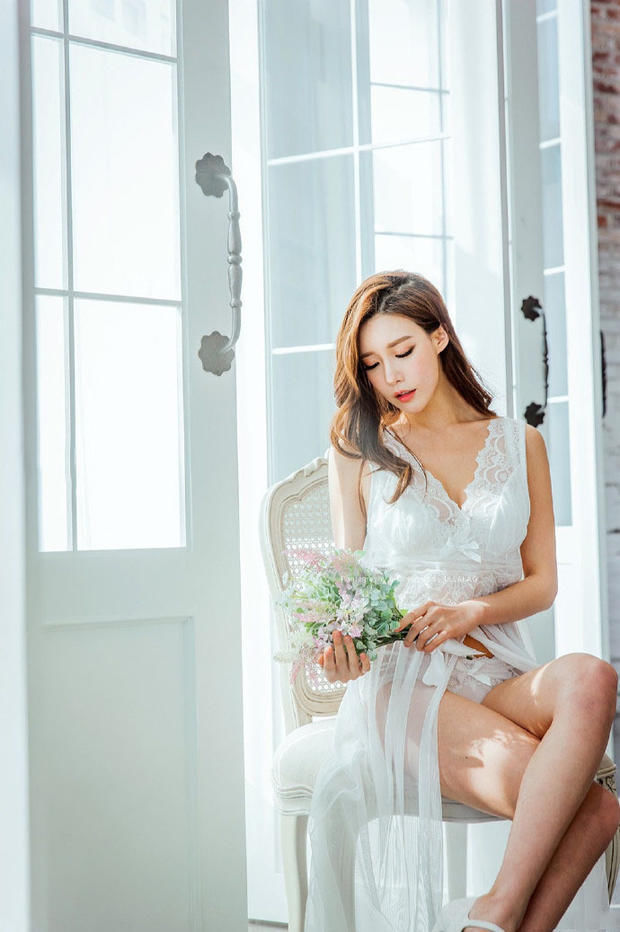 韩国女教师将透视装的性感演绎的超越 张馨予 柳岩 刘亦菲