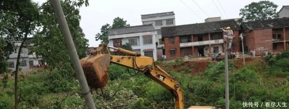  「农户」在农村，电力公司，通讯公司在农户承包地栽电杆，该收