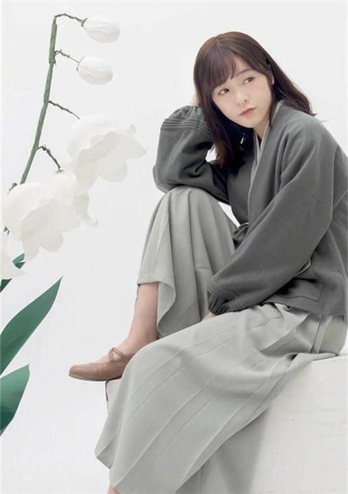 被徐娇不穿汉服的样子惊艳到了！黑色衬衫搭长裤，完全认不出！