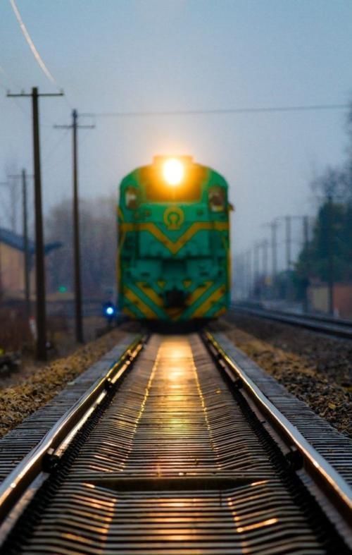  [小时]一趟火车连开20多个小时，司机难道都不困的吗行家告诉你