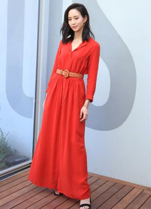 张钧甯这双鞋简直了，“铁板”那么厚的高跟鞋，真的不怕滑脚吗？