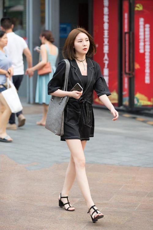 街拍美女: 短裙短裤小姐姐, 图一简直仙女下凡！