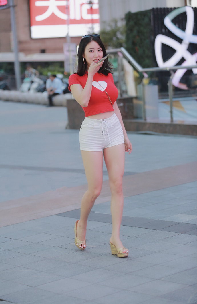 时尚街拍：两个小姐姐健身房里晒自拍, 秀出迷人身姿