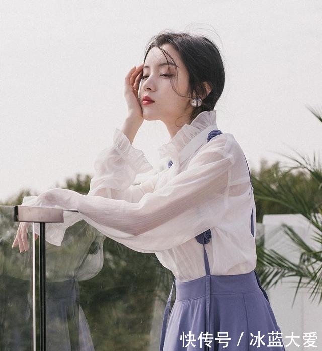 爆棚■“白色衬衫+紫色花朵背带裙”=仙气又减龄,回头率爆棚