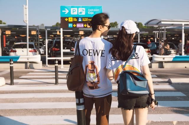 戚薇的短裤越穿越短，从背后看都到臀根了，网友:李承铉咋想的?