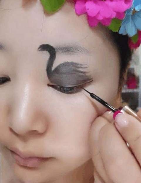 女子将眼皮画成天鹅状，眨巴眼睛的时候，竟是这个效果