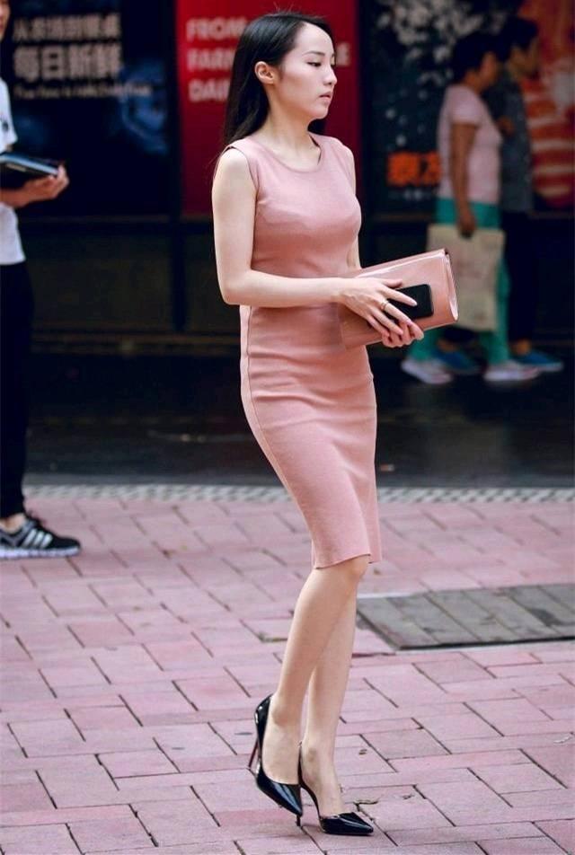 街拍：小姐姐纯真俏丽姿色天然，大秀美腿啊！