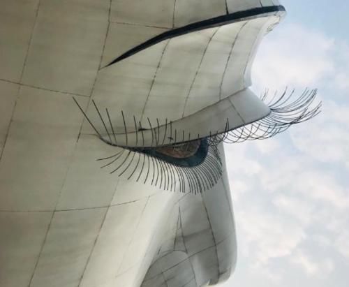 缅甸的这尊“卧佛”,静静躺在半山腰几十年,游客:越看越“吓人