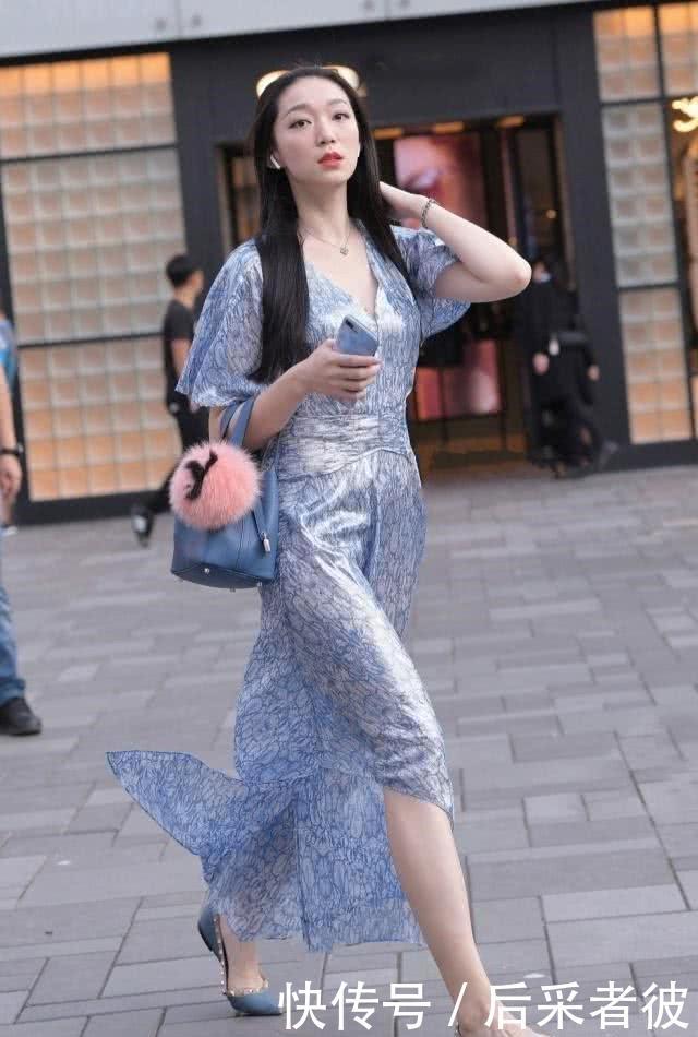  『气质』路人街拍，小姐姐气质怡人，穿黑色的吊带背心，非常吸引人眼球
