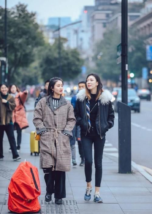 破洞|街拍：小姐姐太阳帽T恤衫搭配破洞牛仔裤，利落大气风格很显身材