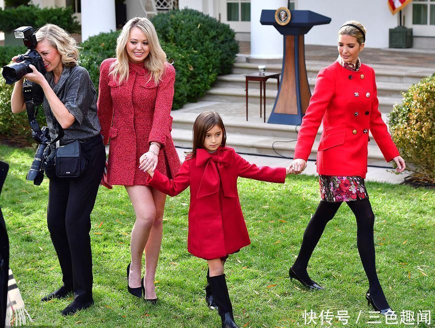 伊万卡爱上红色紧身衣 凸显傲人腰线,旁边弟弟霸道总裁范太抢镜