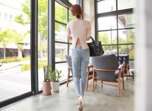 牛仔裤彰显出女性青春活泼又有气质，给人视觉上美的享受