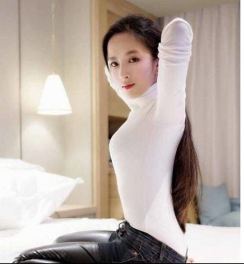 靓丽女神穿搭皮裤,拉长双腿长度,特别美艳!