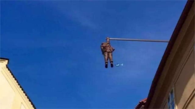 世界上最“吓人”的雕像：悬于12米空中，人们看完为何报警？