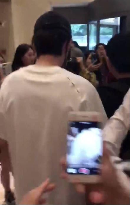 baby假吃被抓包？毛晓彤被亲爸勒索5000万？朱一龙遭私生饭围攻？