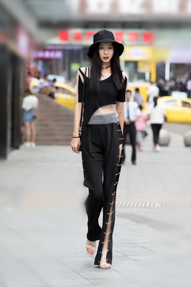 路人街拍，优雅的穿搭加上大方的气质，让你美出一片天堂