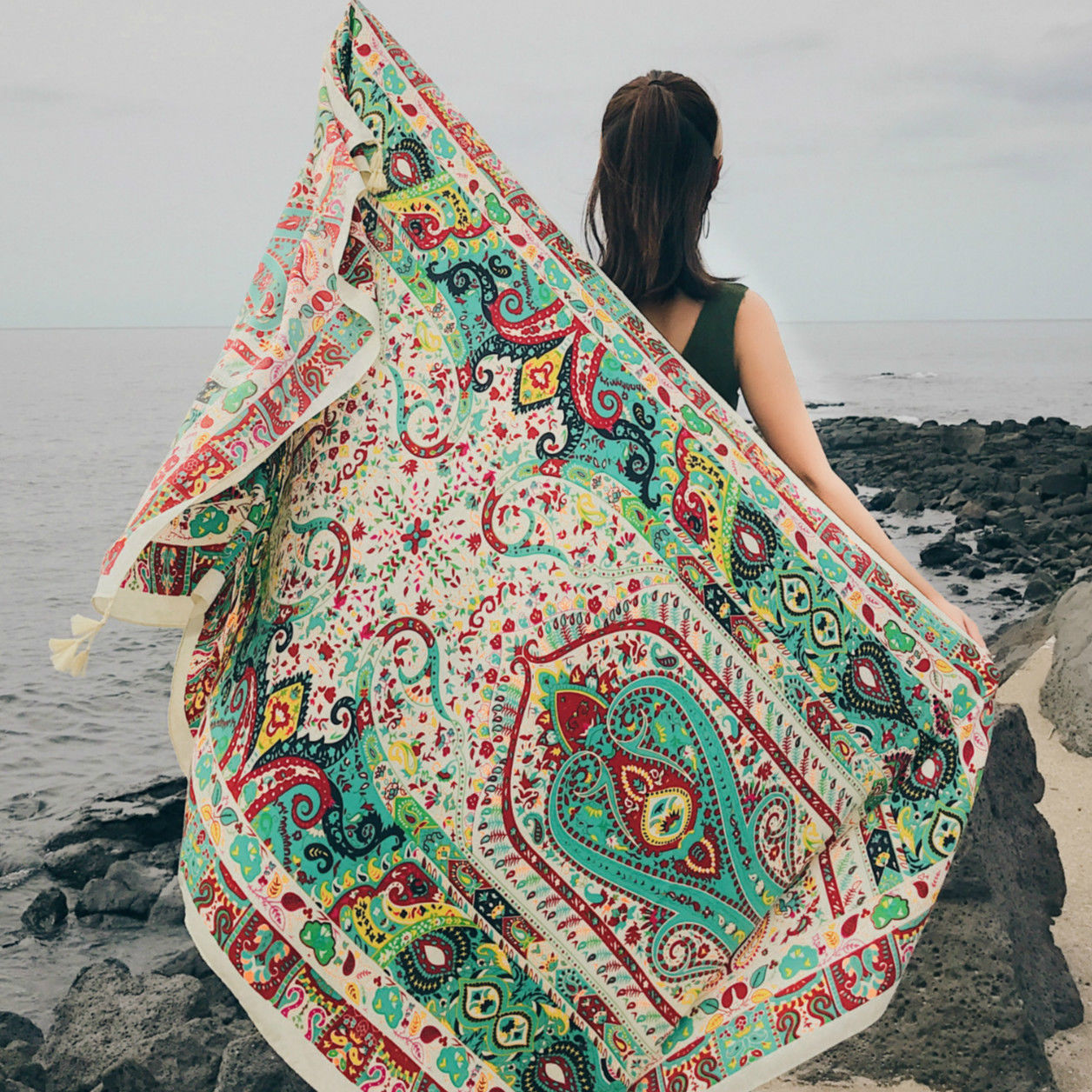 别再穿风衣外套了，今秋流行的是这几款披肩外套，美的我都不想脱