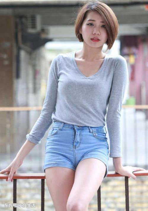 街拍：白领小姐姐肉丝袜吸引眼球，这样还能好好工作吗