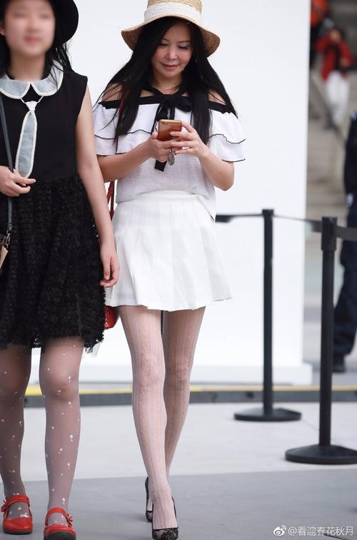 路人街拍，这种丝袜你们觉得好看吗