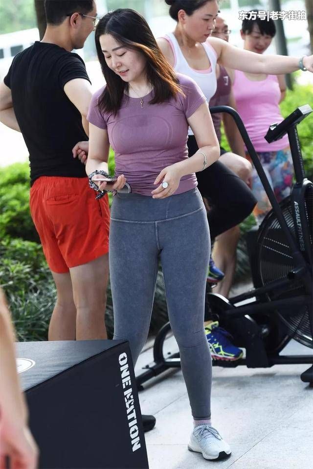 街拍：运动休闲的初秋穿搭参考，让你尽显青春活力，阳光自信！