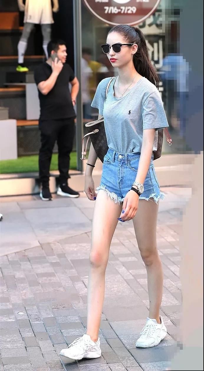 街拍 大热天内搭一件黑色紧身小背心，看着就非常的有清凉感