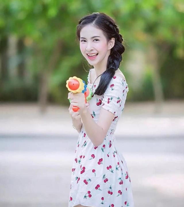  外套搭配@比“ 渣女裙 ”更经典的连衣裙，我给你们挑了30条