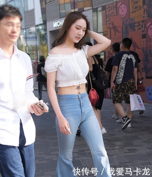 「 美女」尽显曲线美,女神范十足,街拍美女小姐姐一字肩配喇叭裤