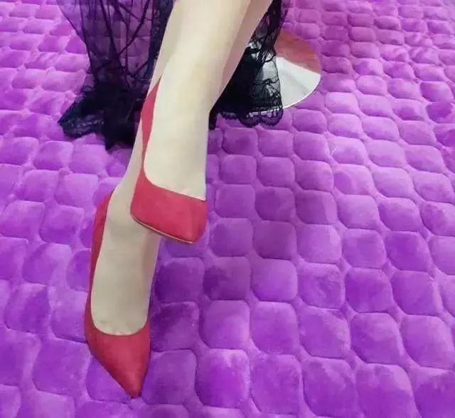 美眉的时髦打扮里，红色高跟鞋是拒绝不掉的美