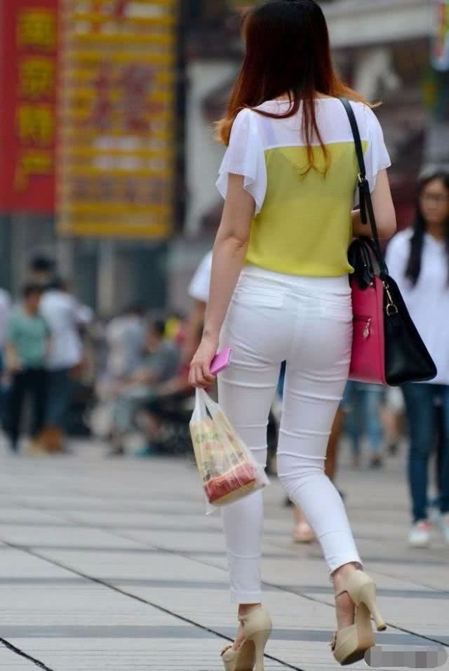 初秋,最简单不过白色修身裤,最出彩亦不过是白色修身裤搭配!