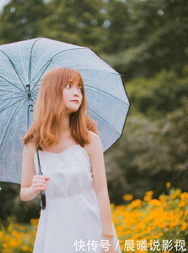 甜美大眼萝莉美女雨后街拍写真图片