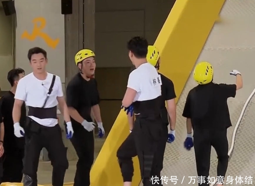  「大战」《奔跑吧》节目组搞两种待遇，人梯大战素人都戴头盔，跑男却没有