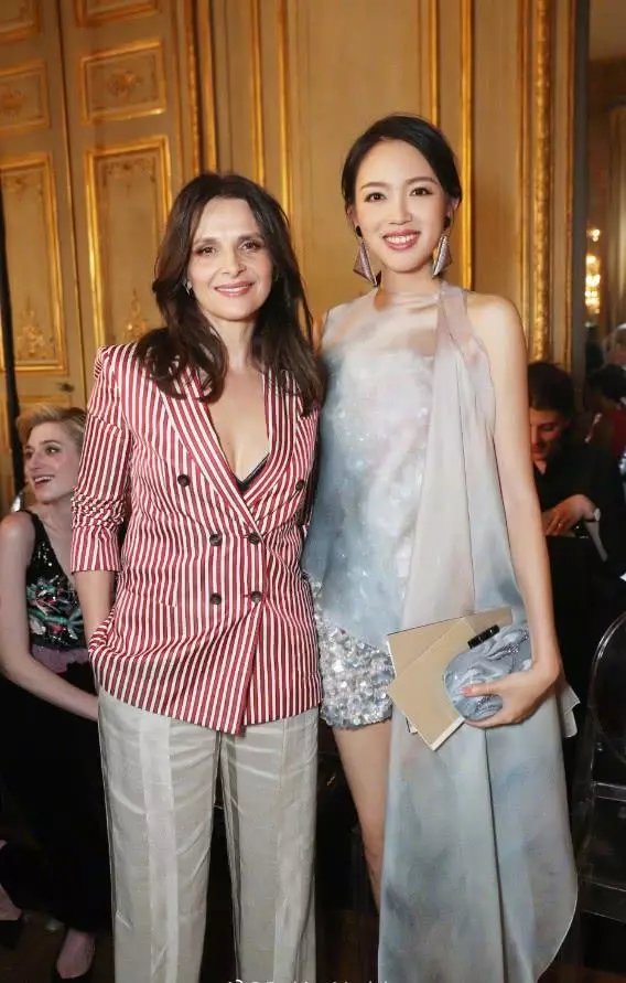 张梓琳亮片短裤亮相，大长腿比模特还好看，网友：神仙下凡辛苦了