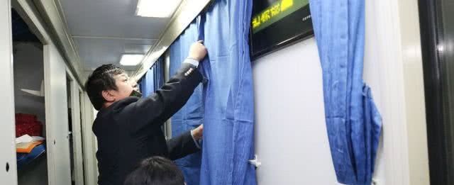 为啥火车半夜经过某地时，乘务员会强制拉上窗帘？原因其实很简单