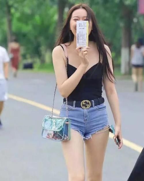  暗香：潮范儿女神来了，街拍：暗香袭人的美女，一件黑色背心配牛仔热裤，青春活力气息
