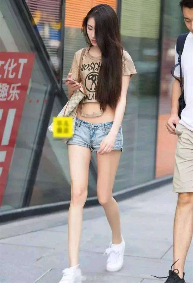 街拍：美女清新大方乖巧十足，上演极致身材！