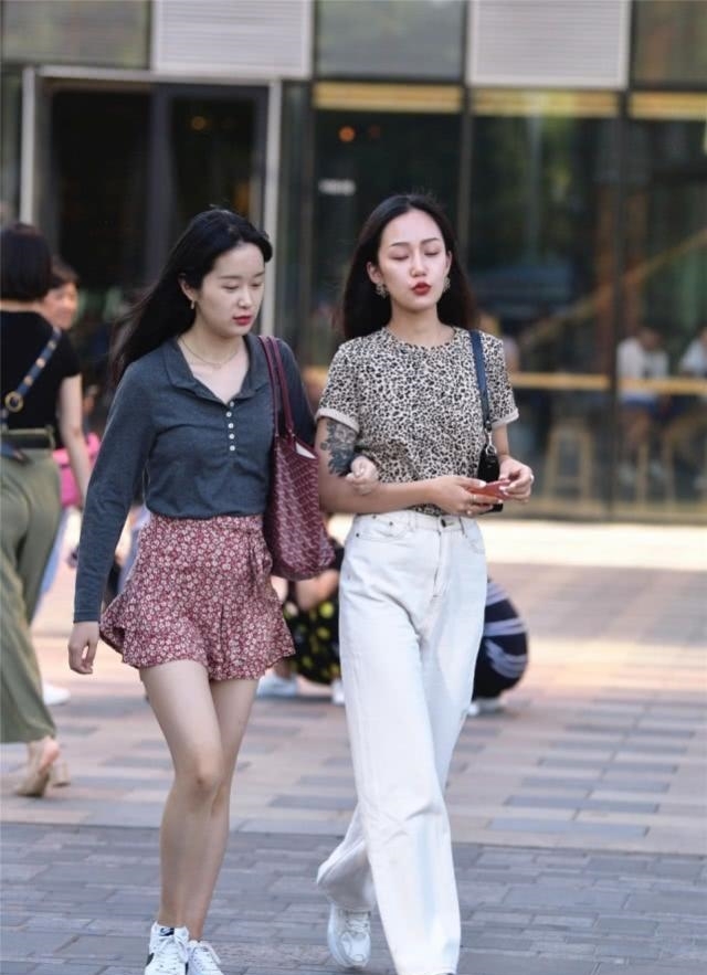  『美女』清新时尚给人清爽利落的感觉，行走间显满满的时尚活力气息