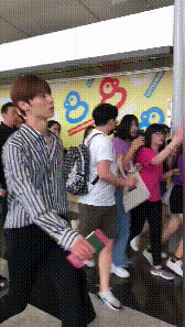 Wanna One经纪人暴力推飞粉丝引公愤，公司紧急发声明道歉求原谅