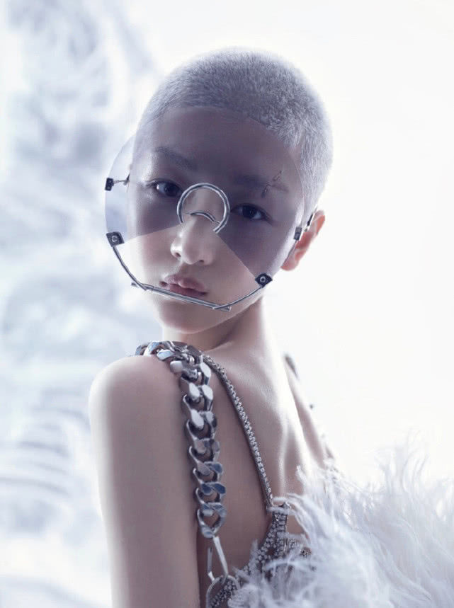 周冬雨银灰寸头视频