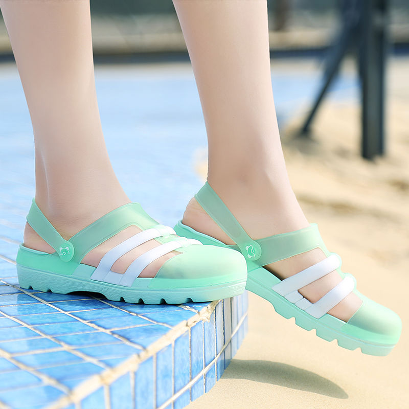 别穿累脚高跟鞋了，超火时尚果冻凉鞋，柔软舒适，气质不输高跟鞋