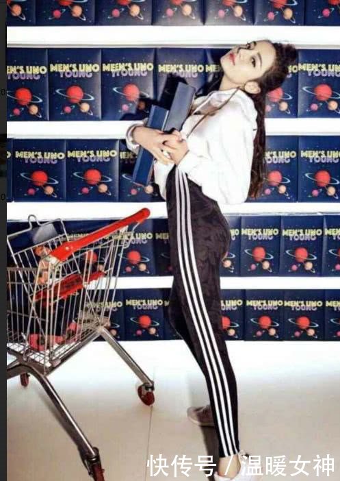 迪丽热巴时尚大片，造型随意俏皮又可爱，一双大长腿十分抢眼！