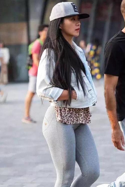 街拍美女：紧身打底裤轻松穿出女神风格，展现高雅淑女范！