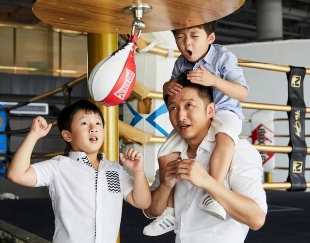 邹市明一家四口登封面，却不慎暴露冉莹颖真实身材，虎背熊腰